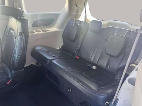 Used 2023 Chrysler Pacifica Touring-L image 15