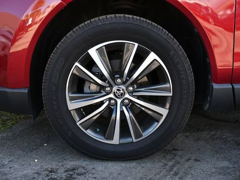 Used 2022 Toyota Venza LE image 30