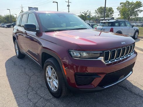 Used 2024 Jeep Grand Cherokee Laredo X AWD/4WD image 3