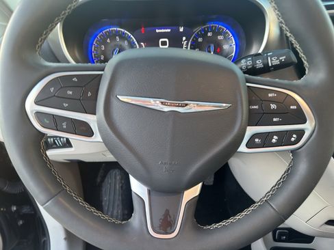Used 2024 Chrysler Pacifica Touring-L image 17