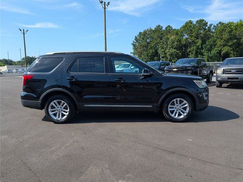 Used 2017 Ford Explorer XLT w/ Equipment Group 202A FWD image 5