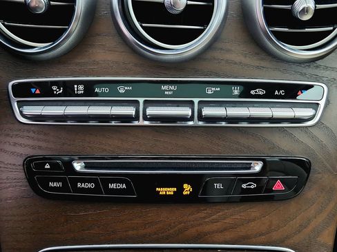 Used 2019 Mercedes-Benz GLC 350e 4MATIC image 21