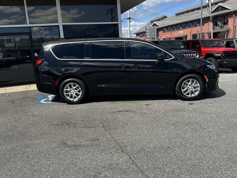 New 2026 Chrysler Pacifica Select image 39