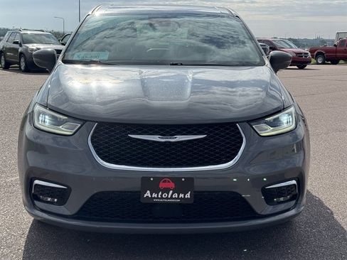 Used 2022 Chrysler Pacifica Touring-L FWD image 2