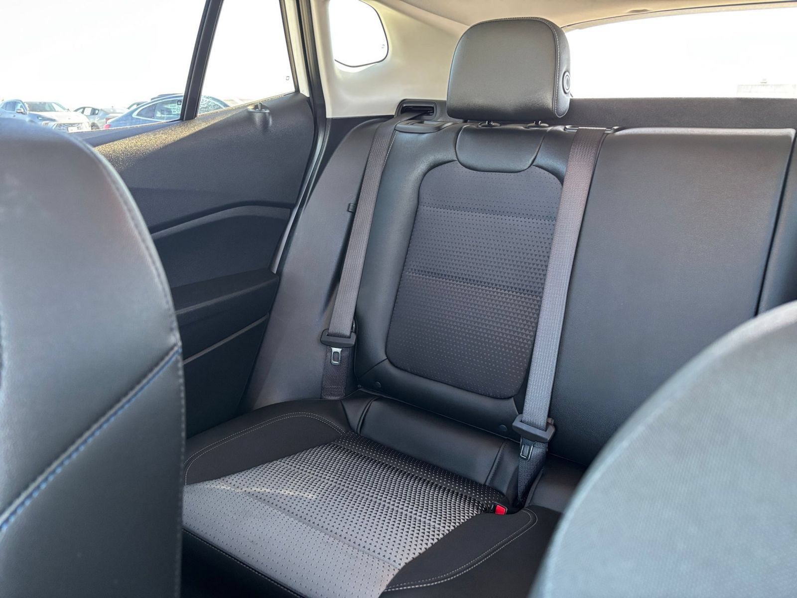 Used 2025 Chevrolet Trax LT FWD image 37