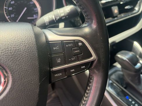 Used 2022 Toyota Highlander XSE FWD image 17