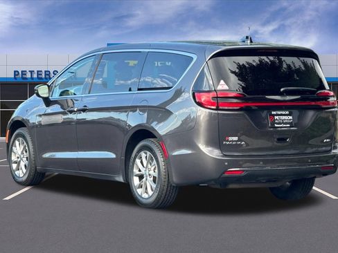 Used 2023 Chrysler Pacifica Touring-L AWD/4WD image 6