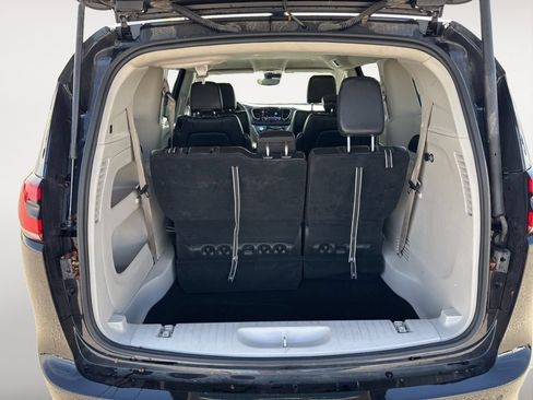 Used 2024 Chrysler Pacifica Touring-L FWD image 10