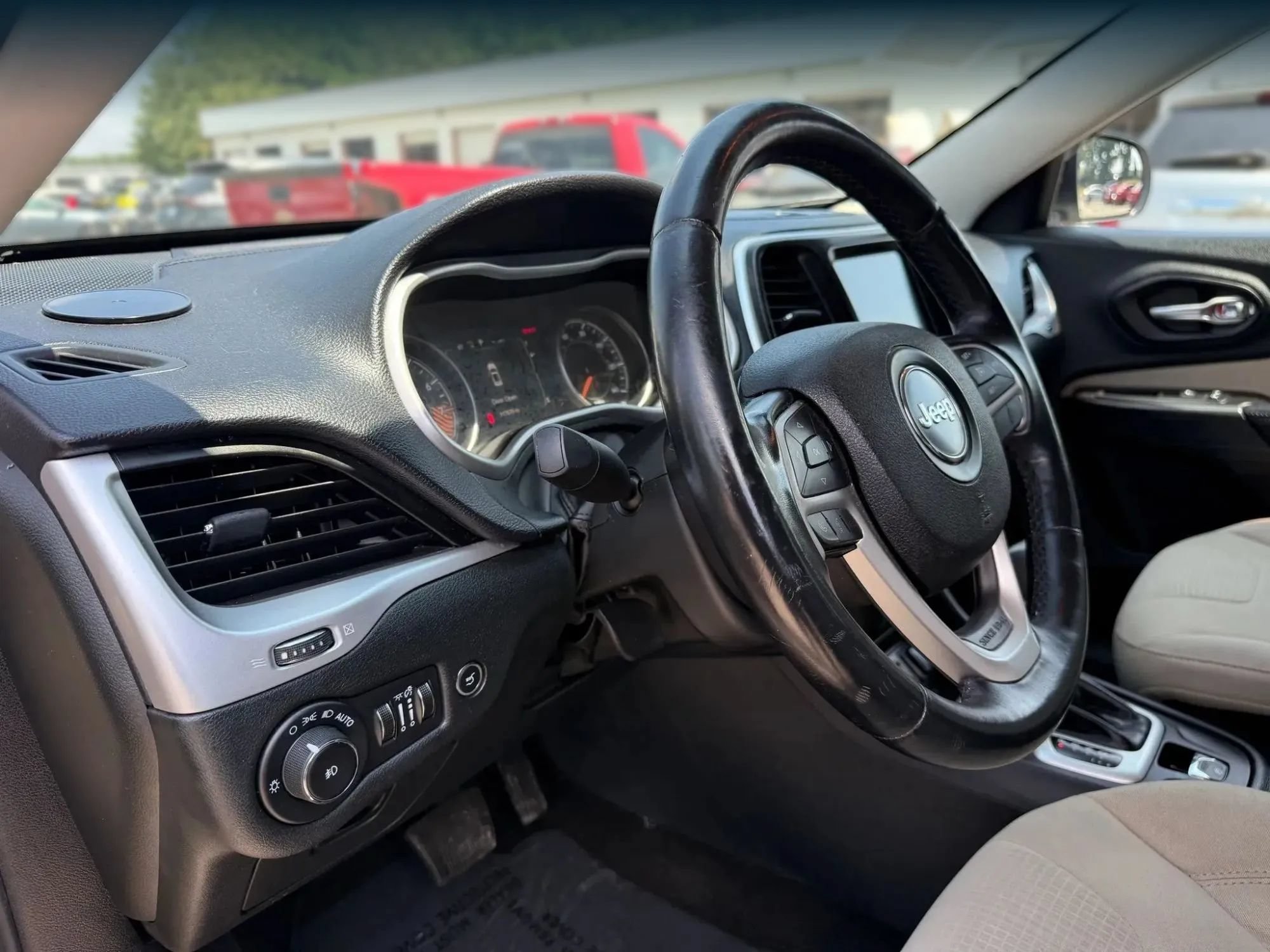 Used 2015 Jeep Cherokee Latitude w/ Comfort/Convenience Group FWD image 17