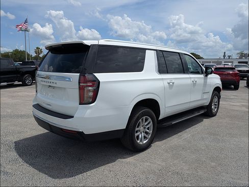 Used 2024 Chevrolet Suburban LT RWD image 3
