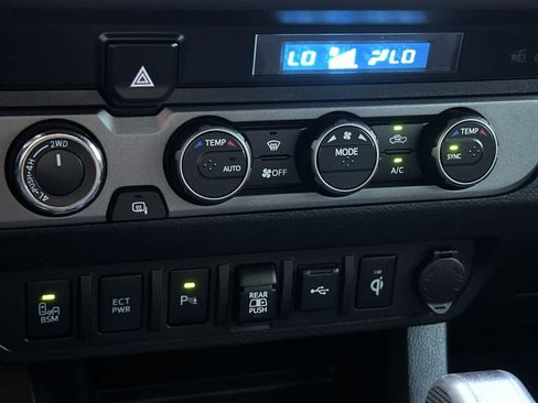 Used 2021 Toyota Tacoma TRD Off-Road w/ Technology Package AWD/4WD image 19