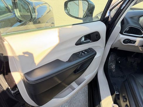 Used 2024 Chrysler Pacifica Touring-L image 11