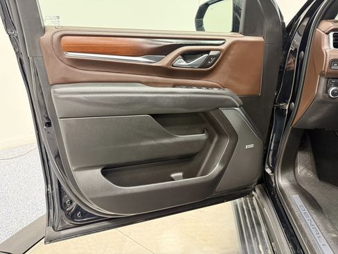 Used 2022 GMC Yukon XL Denali w/ Denali Premium Package image 9