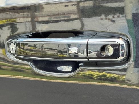 Used 2023 Chevrolet Tahoe Premier AWD/4WD image 15