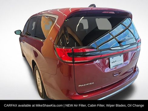 Used 2023 Chrysler Pacifica Touring-L FWD image 4