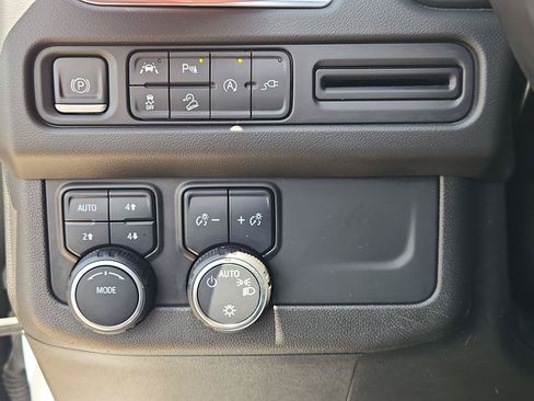 Used 2022 Chevrolet Suburban Z71 AWD/4WD image 17