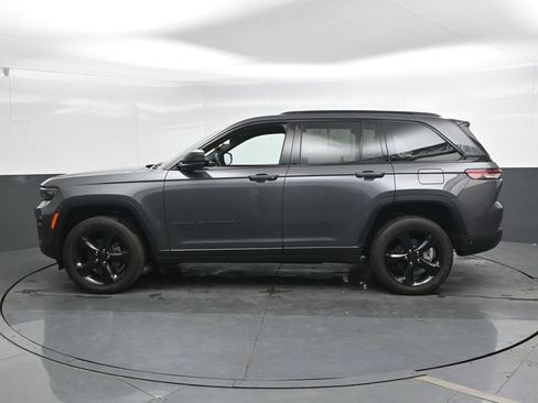 Used 2025 Jeep Grand Cherokee Altitude AWD/4WD image 9