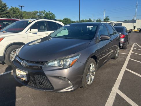Used 2015 Toyota Camry SE image 2