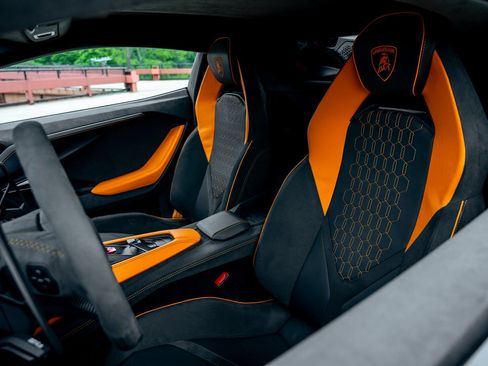 Used 2025 Lamborghini Revuelto AWD/4WD image 26