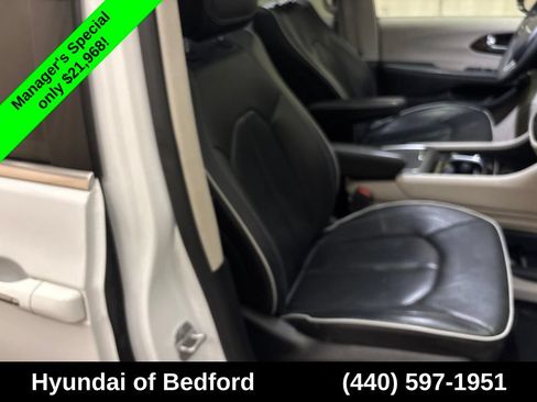Used 2023 Chrysler Pacifica Limited FWD image 27