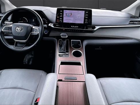 Used 2024 Toyota Sienna XLE image 11