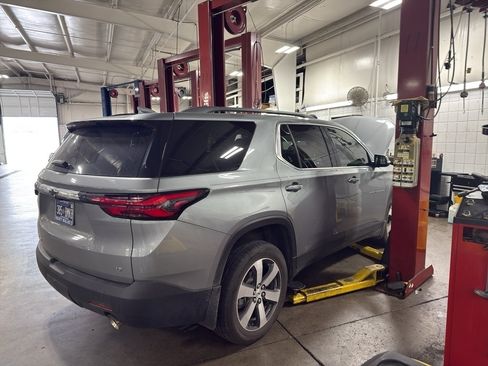 Used 2023 Chevrolet Traverse LT w/ LT Premium Package AWD/4WD image 3