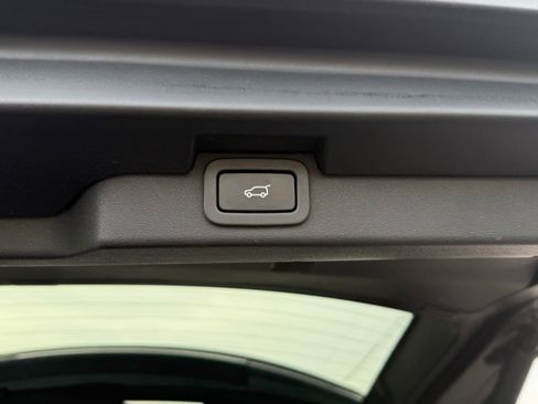 Used 2019 Land Rover Discovery SE image 35