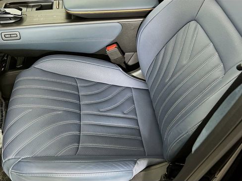 Used 2025 Nissan Ariya Platinum image 18