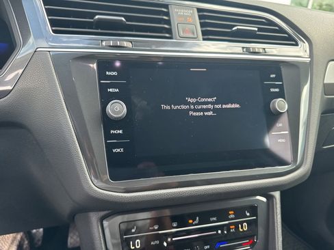 Used 2022 Volkswagen Tiguan SE image 3