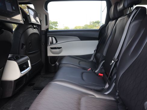 Used 2023 Kia Carnival LX FWD image 18