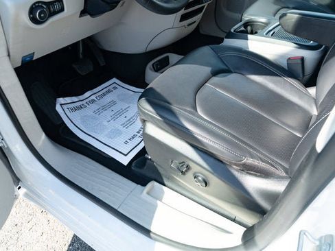 Used 2024 Chrysler Pacifica Touring-L FWD image 28