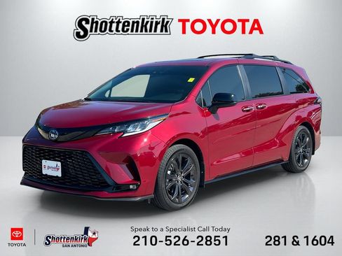 Used 2025 Toyota Sienna XSE FWD image 1