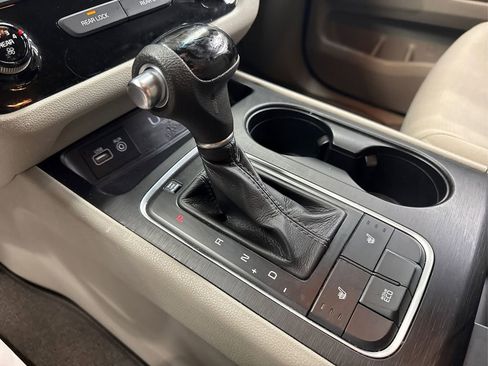 Used 2015 Kia Sedona LX w/ LX Convenience Package image 28