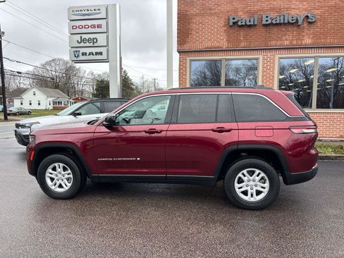 Used 2024 Jeep Grand Cherokee Laredo w/ Trailer Tow Package AWD/4WD image 3