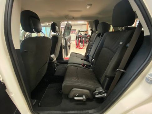 Used 2019 Dodge Journey SE image 18