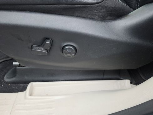 Used 2022 Chrysler Pacifica Touring-L w/ Uconnect Theater Family Group image 13