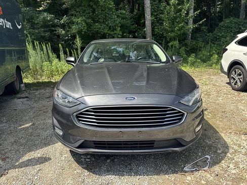 Used 2019 Ford Fusion SE w/ Equipment Group 151A FWD image 2