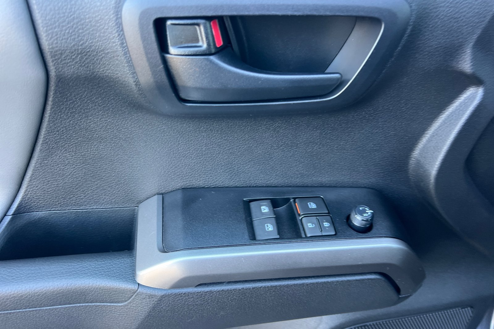 Used 2020 Toyota Tacoma SR5 AWD/4WD image 8