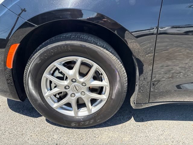Used 2024 Chrysler Pacifica Touring-L FWD image 4