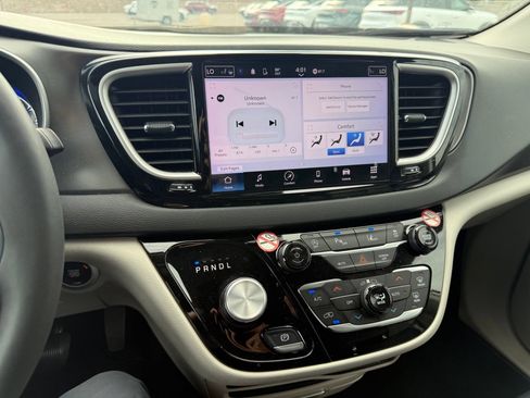 Used 2024 Chrysler Pacifica Touring-L FWD image 22