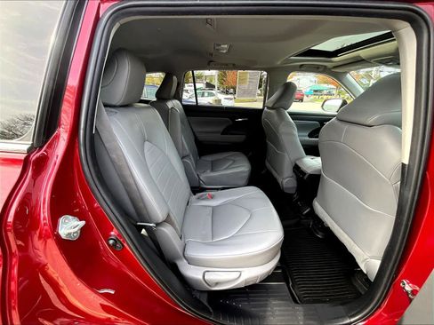 Used 2023 Toyota Highlander XLE image 16
