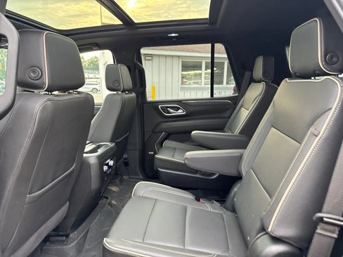 Used 2024 GMC Yukon SLT w/ SLT Premium Package AWD/4WD image 16