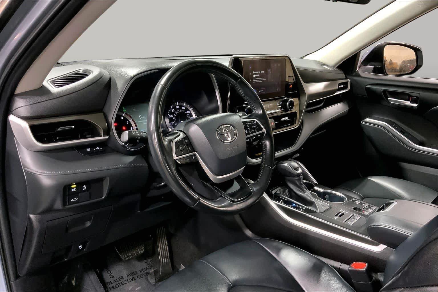 Used 2023 Toyota Highlander XLE AWD/4WD image 18