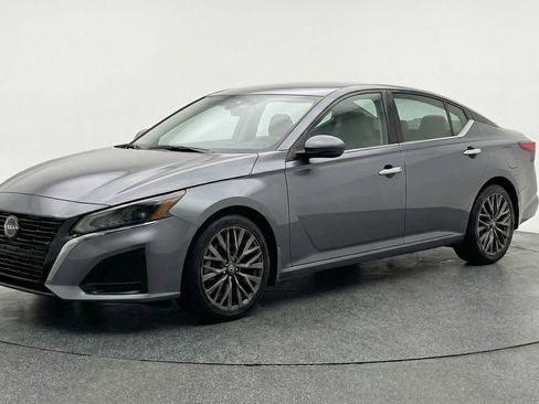 Used 2025 Nissan Altima 2.5 SV FWD image 3
