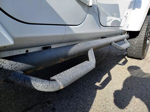 Used 2017 Jeep Wrangler Unlimited Sahara image 14