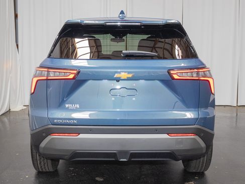 New 2027 Chevrolet Equinox LT w/ Convenience Package II FWD image 3