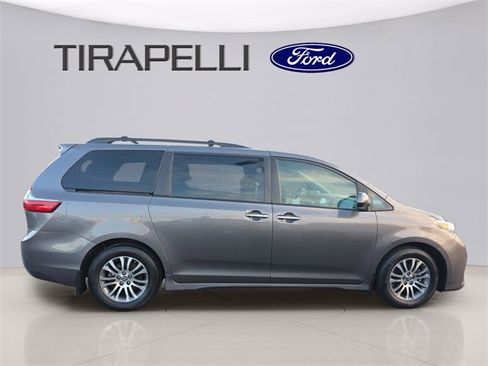 Used 2020 Toyota Sienna Limited image 6