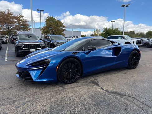 Used 2023 McLaren Artura RWD image 1