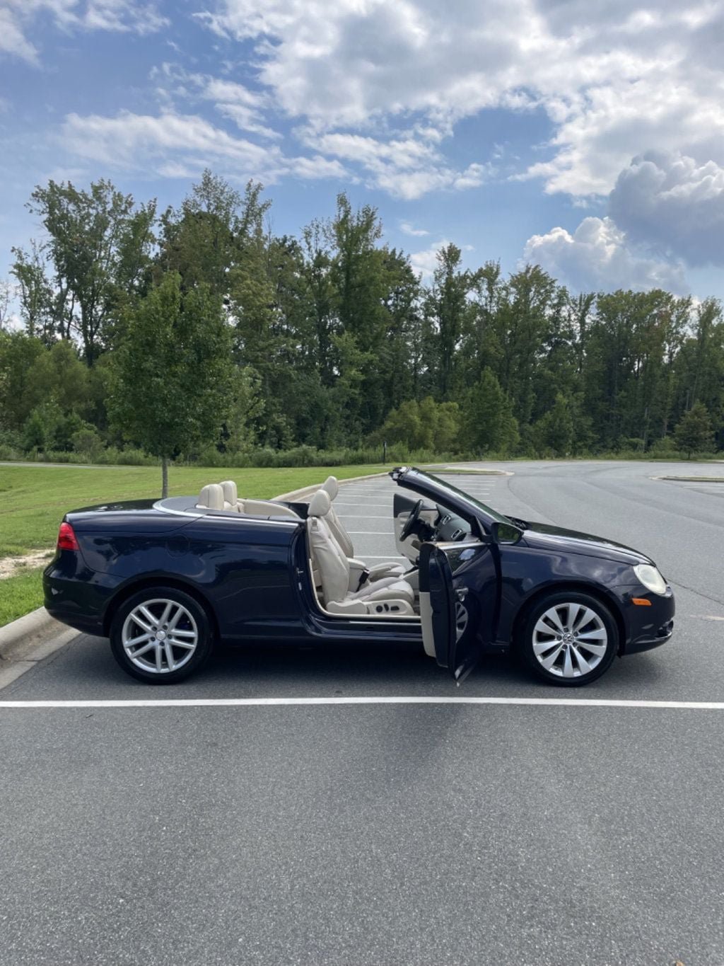 Used 2009 Volkswagen Eos Lux FWD image 4