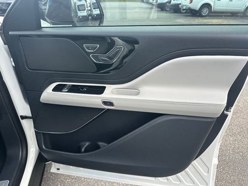 New 2026 Lincoln Aviator AWD w/ Jet Appearance Package image 15